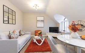 Elliot Oliver - Stylish Loft Style Two Bedroom Apartment With Parking